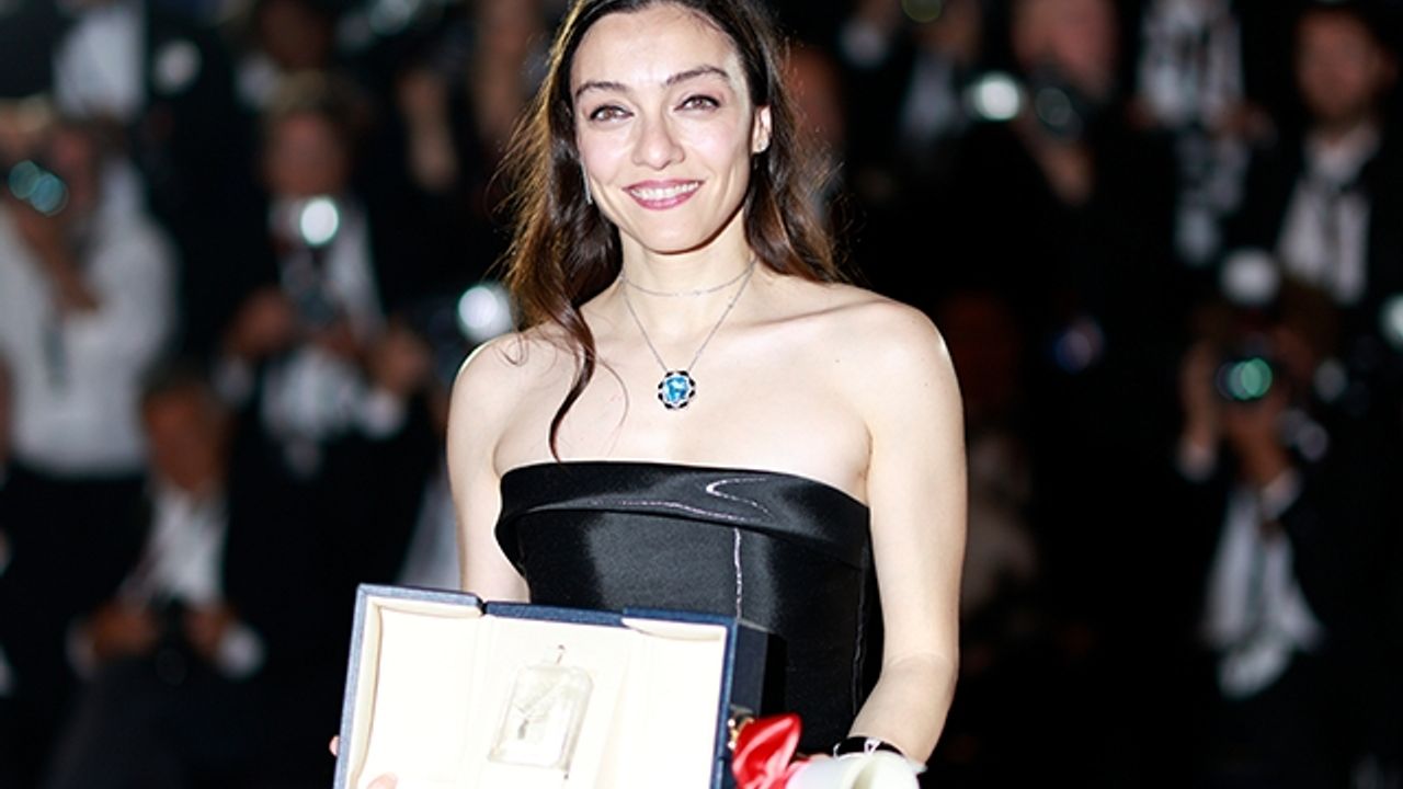 Merve Dizdara “En İyi Kadın Oyuncu” ödülü - Antalyanın Tek Televizyonu