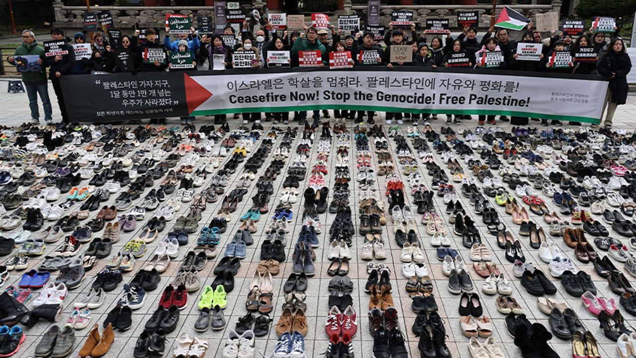 Seul İsrail'i ayakkabılarla protesto etti