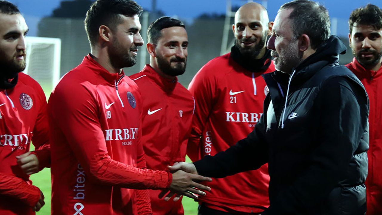 Sergen Yalçın, Antalyaspor'la ilk antrenmanına çıktı