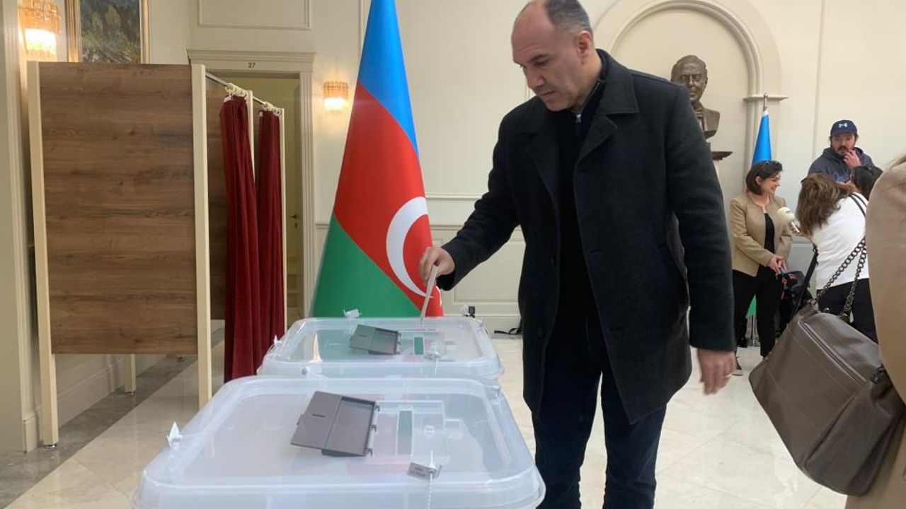 Azerbaycanlılar sandık başına gidiyor