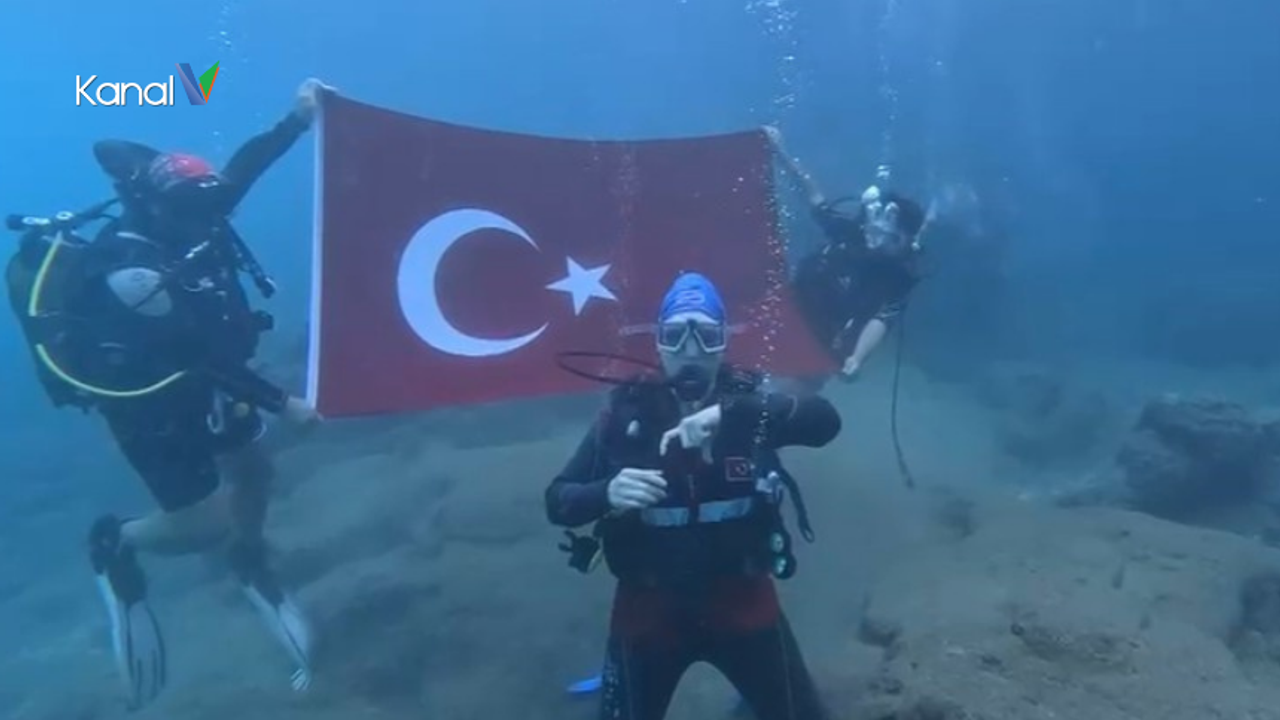 Alanya’da Dalgıçlardan Su Altında Cumhuriyet Kutlaması