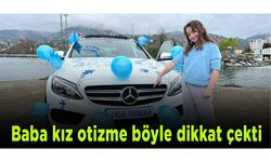 2 Nisan Dünya Otizm Farkındalık Günü nedeniyle babasının arabasını mavi boyalı el izleriyle doldurdu