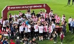 Süper Lig'e yükselen Pendikspor kupasını kaldırdı