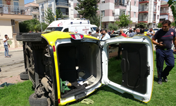 Antalya'da ticari taksi kazada takla attı