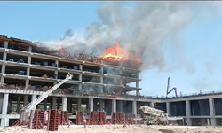 Otel inşaatının kalıpları alev alev yandı