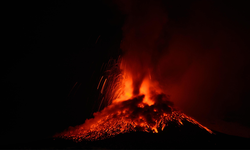 Etna Yanardağı yeniden faaliyete geçti