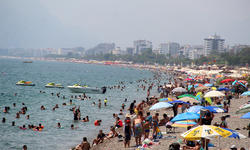 Nemden bunalan Antalya halkı sahillere akın etti