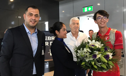 Dünya şampiyonu Mete Gazoz, çiçeklerle karşılandı