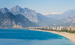 Antalya'nın sahil şeridi, Akdeniz'in zenginliğini yansıtıyor