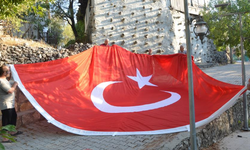 54 haneli mahallede, 54 metrekarelik Türk bayrağı asılı