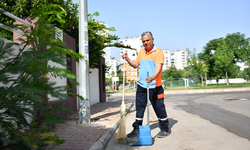 Bir elinde süpürge bir elinde faraş, belediye başkanından sokak temizliği