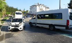 Otel servis otobüsü 2 araca çarptı