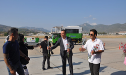 İran'dan ilk kez düzenlenen uçak seferinde yolcular çiçeklerle karşılandı