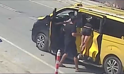 Antalya'da feci kaza! Taksinin camında asılı kaldı