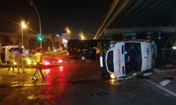 Manavgat'ta tur minibüsü ambulansa çarptı