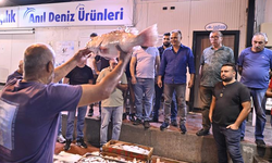 Başkan Uysal, balık mezadını yaptı