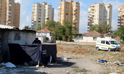 Muratpaşa'da boş arazide erkek cesedi bulundu