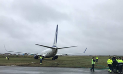 Uçak toprak zemine saplandı