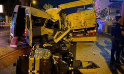 Minibüsün park halindeki kamyona ok gibi saplandığı kazada 2 ölü
