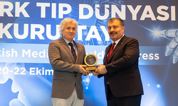 Prof. Dr. Ömer Özkan bilim ödülünü Fahrettin Koca'dan aldı