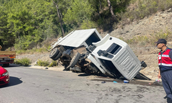 Çöp kamyonu devrildi 1 işçi hayatını kaybetti
