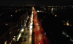 Antalya sokakları kırmızı-beyaz aydınlatılıyor