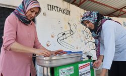 Büyükşehir’den Kumlucalı kadınlara domates sıkma makinesi