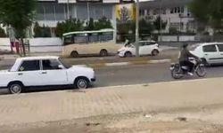 Arızalanan otomobili motosikletle çektiler