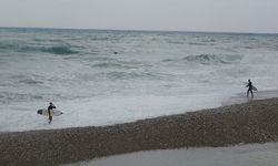 Antalya'da deniz sörfçülere kaldı