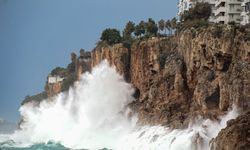 ‘Turuncu’ kod verilen Antalya’da dev dalgalar falezlere vurdu