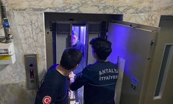 Asansörde mahsur kalan kuryeyi itfaiye kurtardı