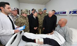 Bakan Güler, Şırnak’ta tedavi gören yaralı askerleri ziyaret etti