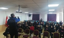 Polislerden öğretmen ve öğrencilere seminer