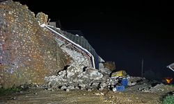İstinat duvarı ile üzerinde bulunan İnşaat halindeki ev göçtü