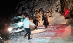 Gökbel'de karda mahsur kalan 15 araç kurtarıldı
