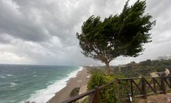 Antalya’da şiddetli fırtına hayatı etkiledi