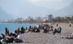 Her yerde kar, Antalya'da deniz keyfi