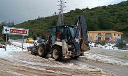 Antalya'da dolu yağışı karayolunu trafiğe kapattı