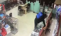 Müşteri olarak girdiği dükkandan hırsızlık yaparak kaçtı