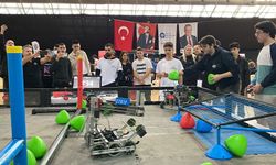 Geleceğin mühendisleri VEX Robotics Turnuvası'nda yarıştı