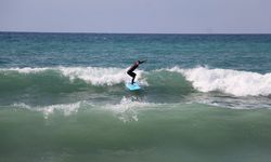 Sörf tutkunları dalgalı denizin tadını çıkarttı