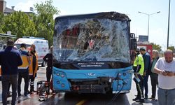 Halk otobüsü kırmızı ışıkta bekleyen araçlara daldı: 8 yaralı