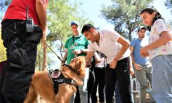 Özel öğrencilere, kurtarma köpeği eşliğinde terapi