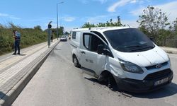 Lastiği patlayan araç otomobile çarparak durabildi