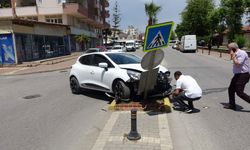 Kaza yapan otomobil, trafik levhasına çarparak durabildi