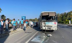 Antalya'da belediye ve otel personelini taşıyan araçlar çarpıştı