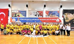 Antalya'da 7. Geleneksel Veteranlar Badminton Şenliği başladı