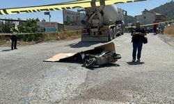 Beton mikserinin altında kalan motosikletli feci şekilde can verdi