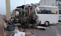 Turistleri taşıyan midibüs kaza yaptı