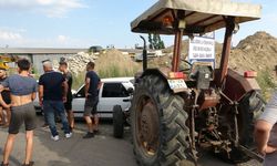 Freni boşalan traktör park halindeki araçlara çarptı